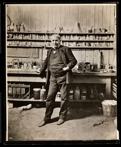 Thomas Edison in seinem Labor, 1906 von Byron Company